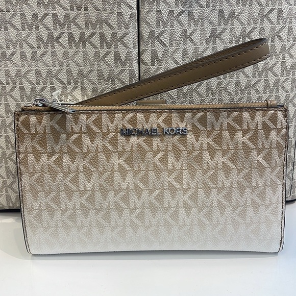 Michael Kors Jet Set Large Ombré Signature Logo Wristlet Wallet Phone
DUSK
NWT - Picture 14 of 16
